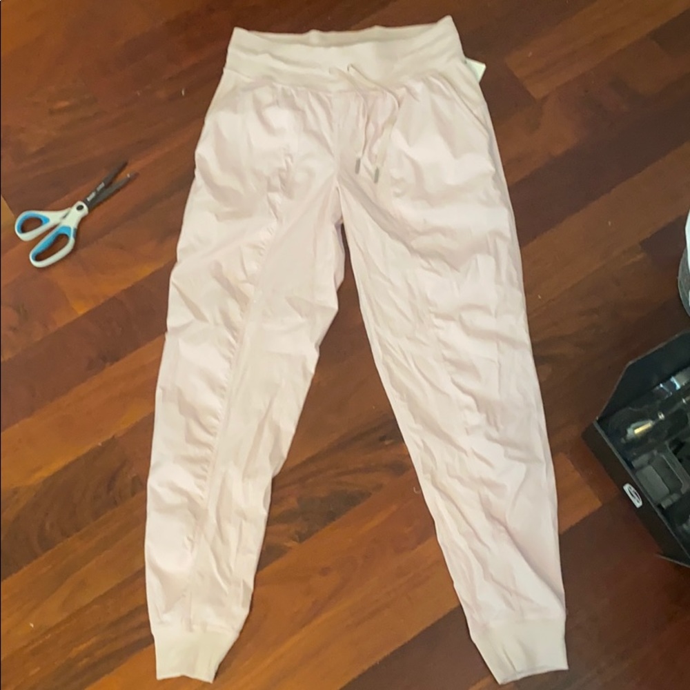 Selling on 🅿️ $115 Lululemon dance studio